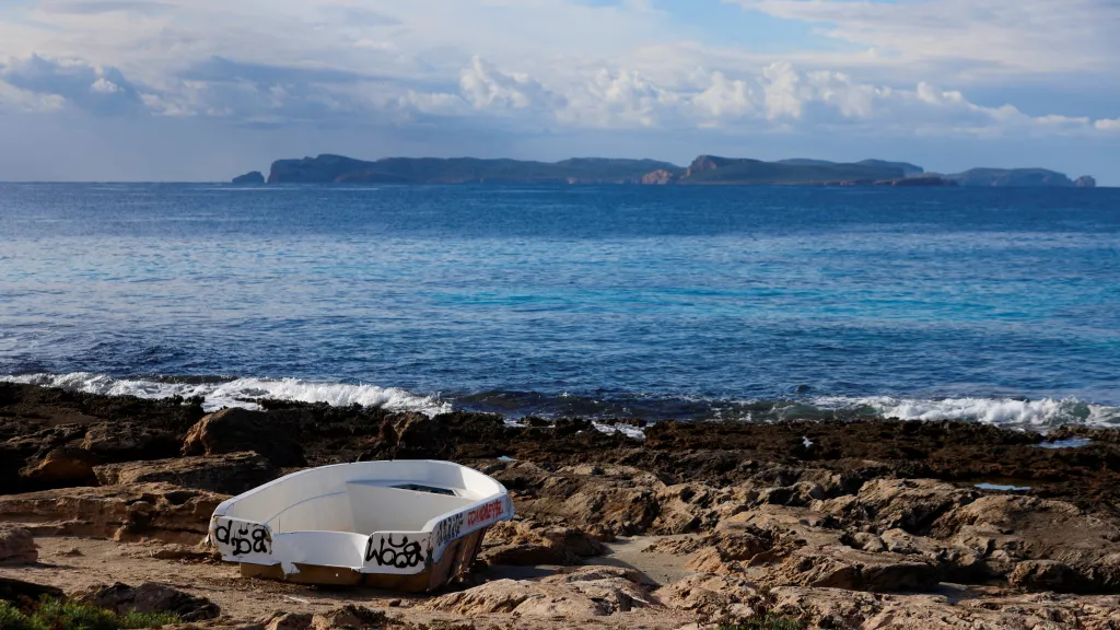 Loďka zanechaná migranty na pobřeží španělského ostrova Mallorca