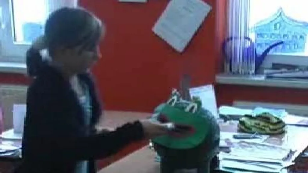 Žačka vkládá do žáby slib