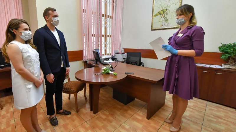 Svatební obřad v době koronaviru v Moskvě