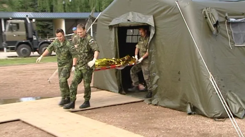 Vojáci z královéhradecké polní nemocnice a liberecké radiační a chemické jednotky trénovali celý týden v areálu Nových kasáren v Hradci Králové.