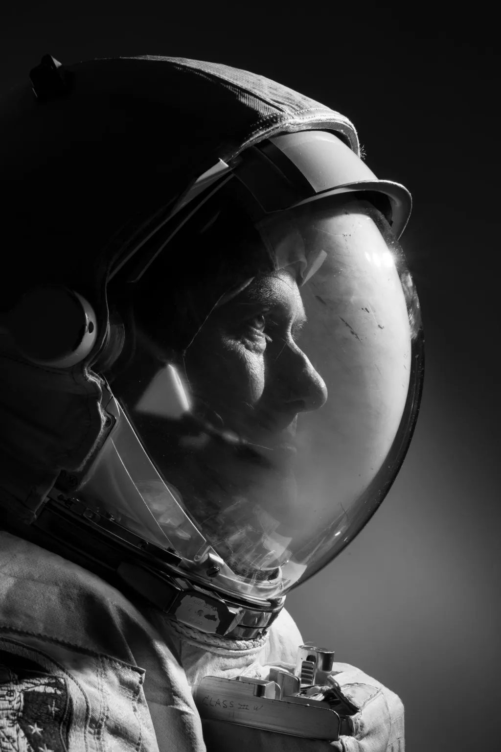 Oficiální portrét astronauta Toma Marshburna ve skafandru Extravehicular Mobility Unit ve fotoateliéru budovy 8 Johnsonova vesmírného střediska