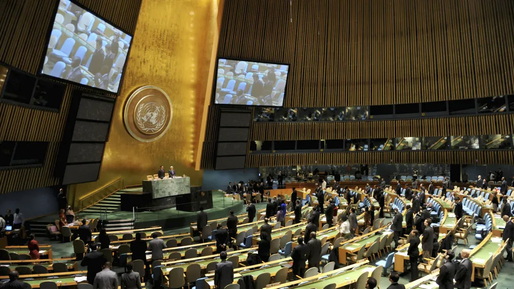 Valné shromáždění OSN drží minutu ticha za Kim ČoOng-ila