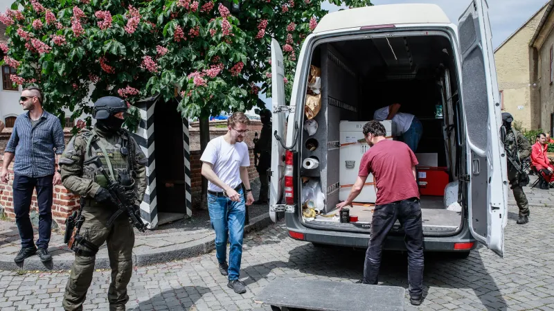 Příjezd automobilu s rukopisy provázela bezpečnostní opatření