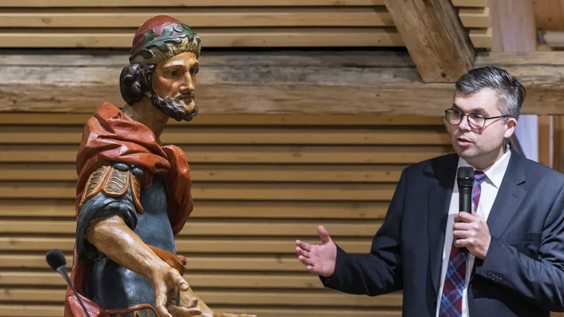 Navrácená ukradená socha Piláta Pontského z Římova