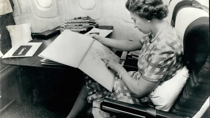 Královna Alžběta měla ke Concordům vždy blízko. Již v roce 1969 nechala prototyp přeletět nad Buckinghamským palácem, když jejich provoz končil, nechala pro poslední průlet slavnostně nasvítit windsorský hrad. Letadlem také opakovaně cestovala, snímek je z letu ze Západní Indie – konkrétně Barbadosu – do Londýna v roce 1977, který trval 3 hodiny 42 minut.
