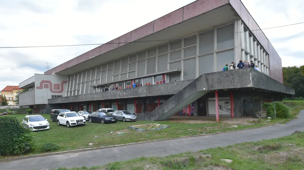 Chátrající budova bývalých městských lázní v Chomutově