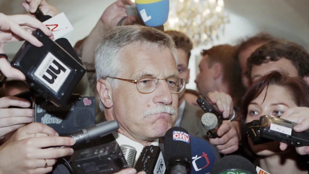Václav Klaus po volbách v roce 1996. ODS v čele s Klausem zvítězila ve volbách s vysokou volební účastí (76 procent) s téměř třiceti procenty hlasů