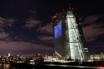 Euro je v oběhu dvacet let, zažilo vzestupy i pády. Společnou měnou platí dvě třetiny států Unie