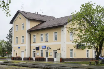 Skončila rekonstrukce nádraží v Žihli. Lístky na vlak koupí cestující v automatu