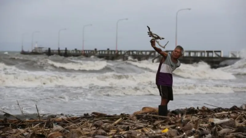 K Filipínám dorazil tajfun Hagupit, uteklo před ním víc než milion lidí