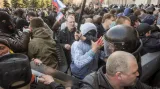 Střet proruských aktivistů s ukrajinskou policií