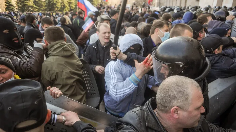 Střet proruských aktivistů s ukrajinskou policií