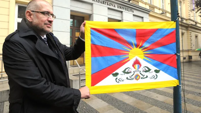 Rektor MU v Brně Mikuláš Bek vyvěšuje tibetskou vlajku