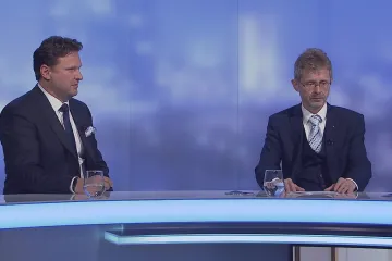 Vláda v demisi by se podle Vystrčila měla zdržet zásadních rozhodnutí. Ústava jí to nezakazuje, poukazuje Vondráček