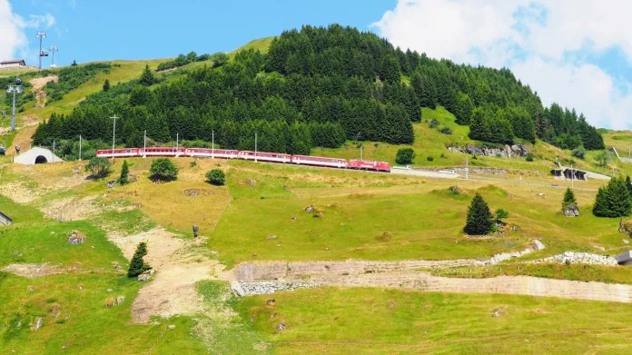 Nad Andermattem překonávají vlaky velké převýšení, ozubnicová trať vede strměji než silnice