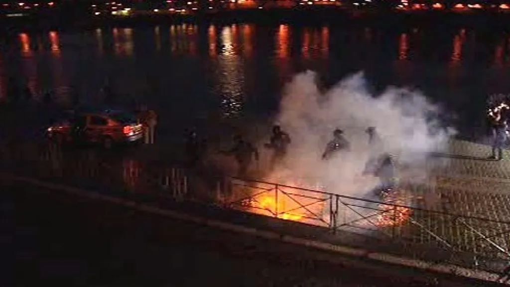 Bitky policistů s extremisty na Výtoni