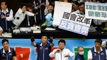 Roztržka v tchajwanském parlamentu kvůli hlasování o sporných zákonech z pera opozice (28. května 2024)