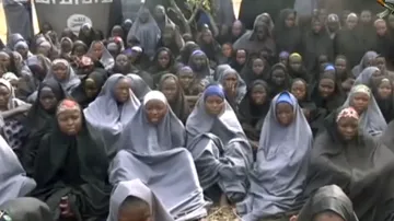 Unesené Nigerijky na videu Boko Haram z května 2014