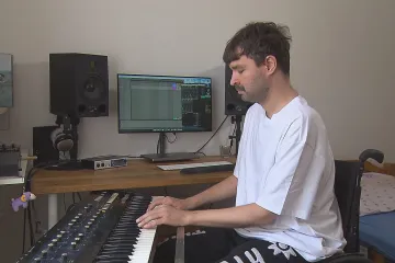 Všechno je o. k. Dného na novém albu zajímá víc Basic Living než konec světa 