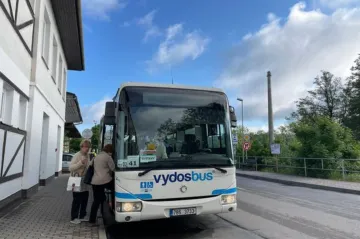 Zvýhodněné jízdné letos stát vyšlo na pět miliard korun. Úřady zkoumají, jestli sleva není moc vysoká