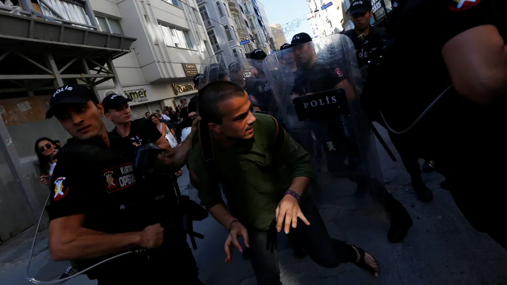 Policie zakročila proti pochodu LGBT v Istanbulu
