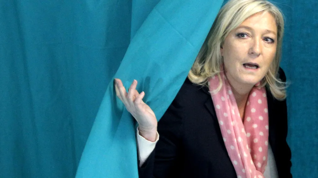 Marine Le Penová ve volební místnosti