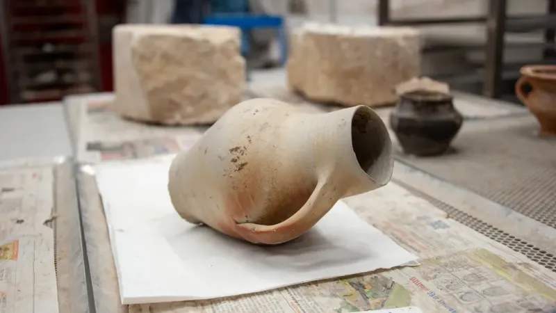 Nádoby nalezené pod Notre-Dame