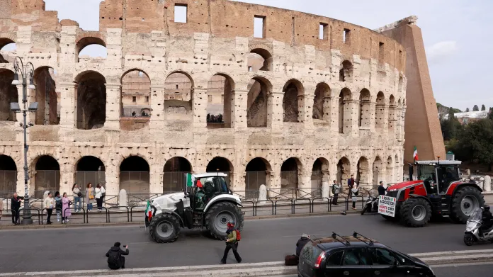 Italští zemědělci protestují u Kolosea