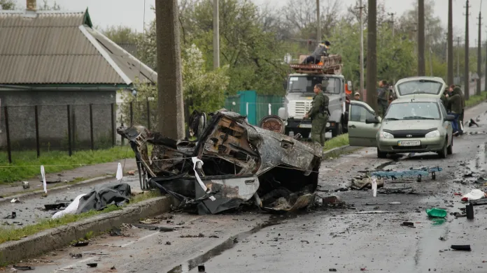 Zničené auto po ostřelování v obci Olenivka