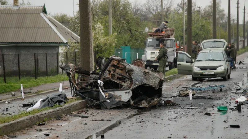 Zničené auto po ostřelování v obci Olenivka