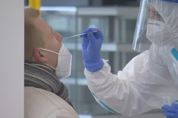 Do kadeřnictví či na masáž bude nutný negativní test. Prokazování by mohla usnadnit aplikace