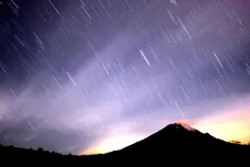 Nejsilnější meteorický roj přilétá. Pražané v noci Geminidy asi neuvidí, lidé na Moravě mají šanci