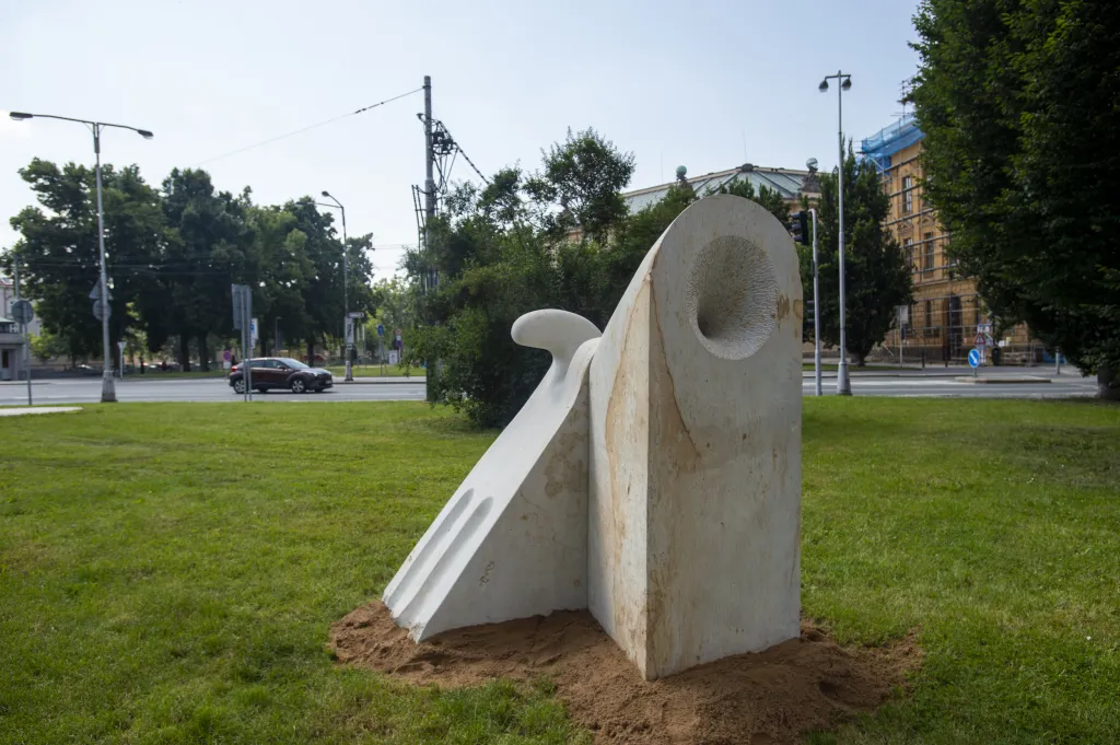 Kromě odřeknutí sochaře z Japonska byla komplikovaná i cesta Oleny Dodatkové. Organizátorům sympozia se ale sochařku i za pomoci české diplomacie podařilo do Hořic dostat jen s dvoudenním zpožděním