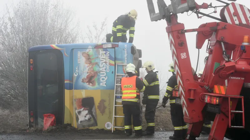Vyprošťování havarovaného autobusu začalo dvě hodiny po nehodě