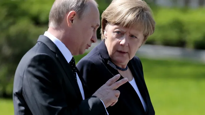 Angela Merkelová a Vladimir Putin při uctění obětí druhé světové války v Moskvě