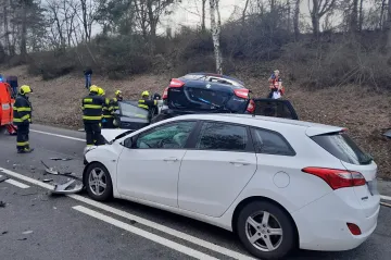 U Bystřice na Benešovsku se postupně srazilo několik aut. Těžce zraněno je sedm lidí