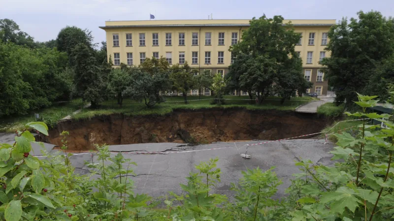 K několika sesuvům došlo ve Stromovce. V roce 2010 ale došlo k haváriím v Praze 6. U Patočkovy ulice půda zavalila bagristu, půda se propadla také na rohu ulic U Brusnice a Milady Horákové (na snímku), kde vznikl na místě kráter o průměru asi 15 metrů.