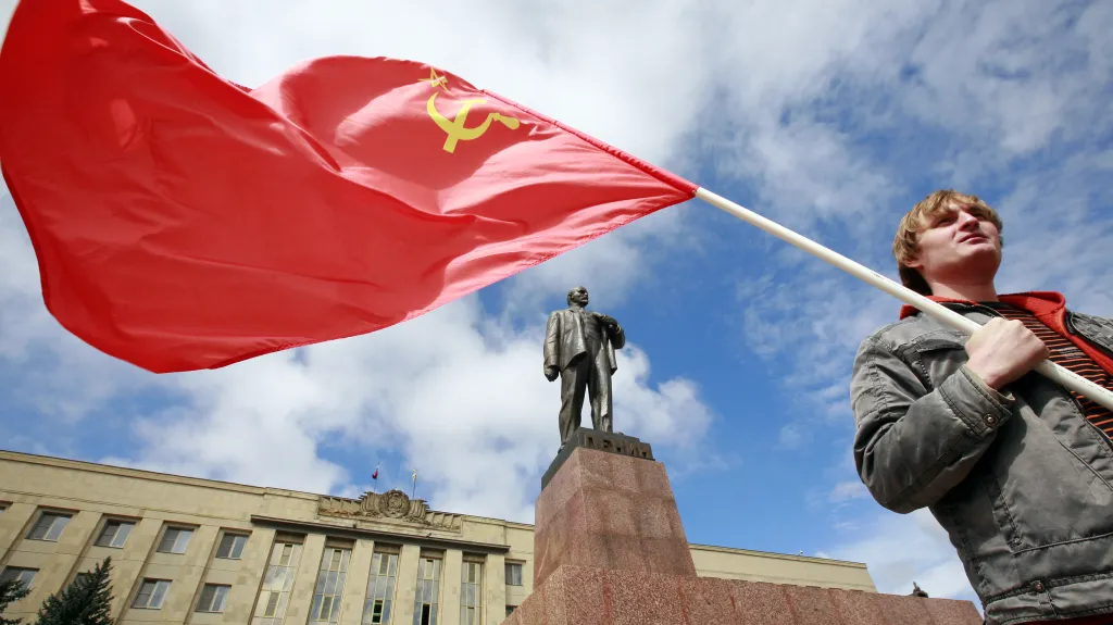 Muž se sovětskou vlajkou v jihoruském Stavropolu