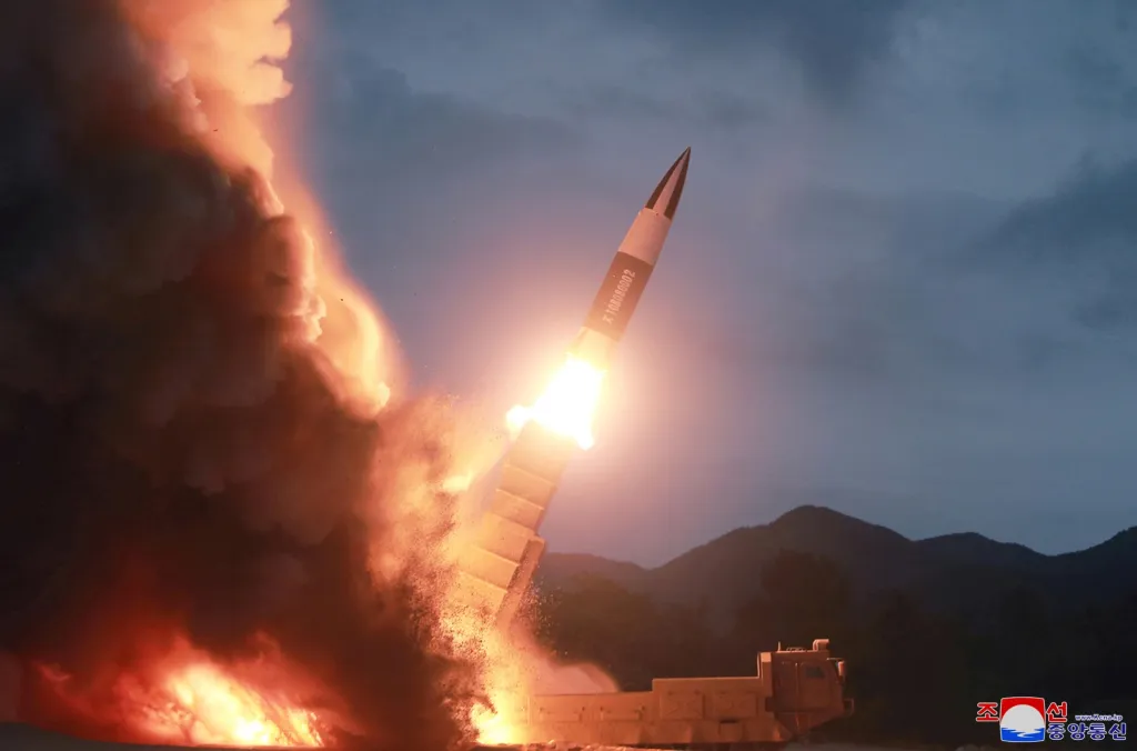 Severní Korea i nadále pokračuje v testování raket, uvedla zpravodajská agentura KCNA, která vyslala do světa snímky s tvrzením, že jde o aktuální start na neidentifikovatelném území