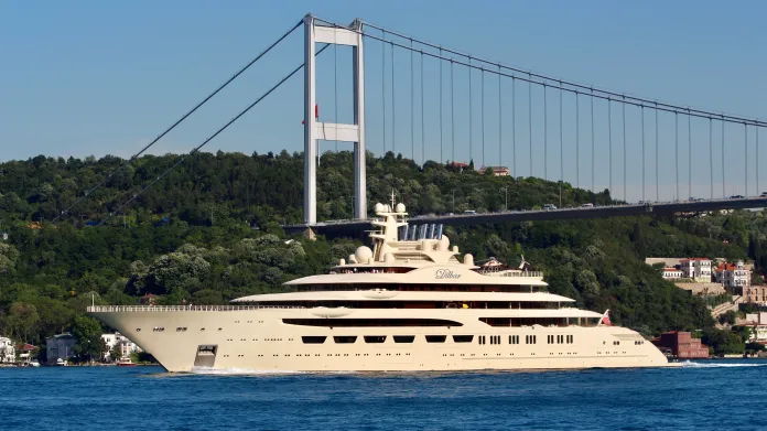 Jachta Dilbar sankcionovaného oligarchy Ališera Usmanova v hodnotě 588 milionů dolarů (asi 13,7 miliardy korun) a o délce 156 metrů. Naposledy byla lokalizována v Hamburku