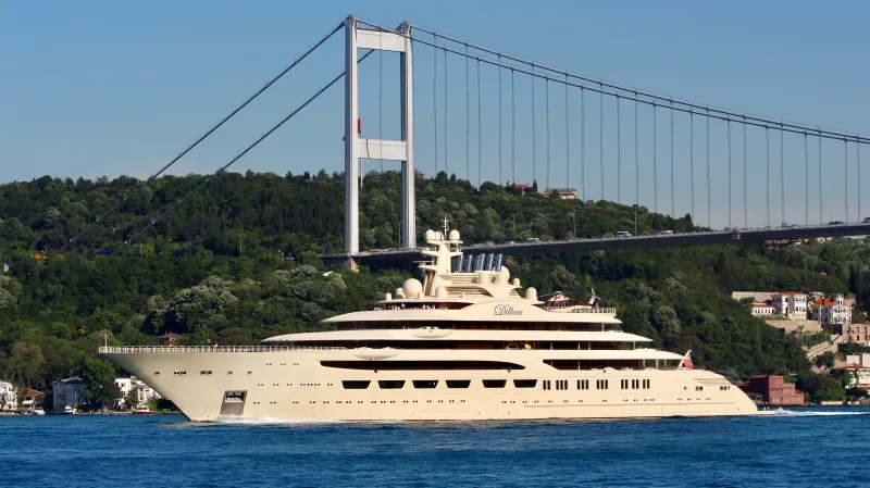 Jachta Dilbar sankcionovaného oligarchy Ališera Usmanova v hodnotě 588 milionů dolarů (asi 13,7 miliardy korun) a o délce 156 metrů. Naposledy byla lokalizována v Hamburku