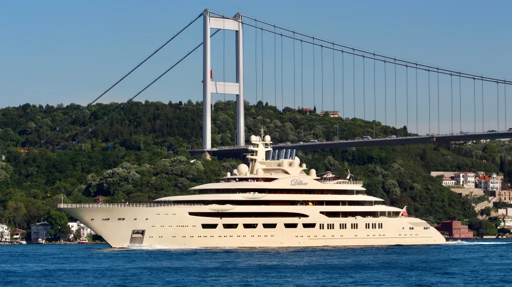 Jachta Dilbar sankcionovaného oligarchy Ališera Usmanova v hodnotě 588 milionů dolarů (asi 13,7 miliardy korun) a o délce 156 metrů