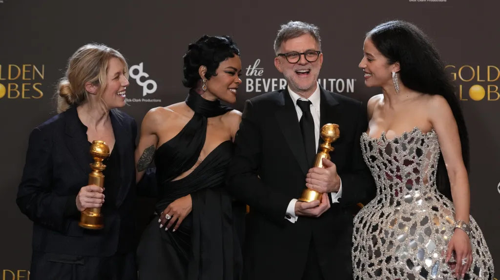 Sara Murphyová, Teyana Taylorová, Paul Thomas Anderson a Chase Infiniti pózují s cenou za nejlepší film – muzikál nebo komedii Jedna bitva za druhou během 83. ročníku udílení cen Zlatý glóbus, 11. ledna 2026, Beverly Hills, Kalifornie