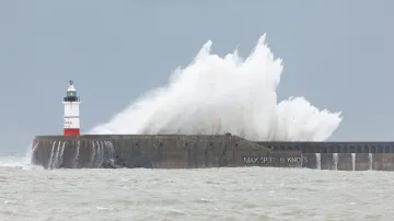 Vlna naráží do zdi přístavu Newhaven ve Velké Británii