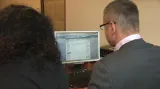 Starosta Přeštic ukazuje přehled smluv na webu