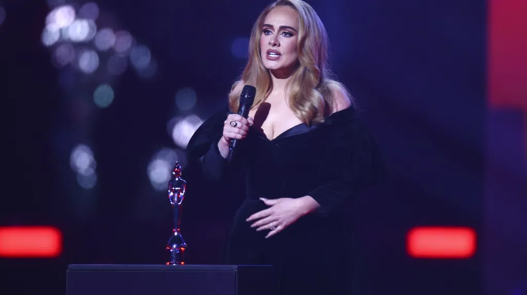 Adele na cenách Brit Awards 2022