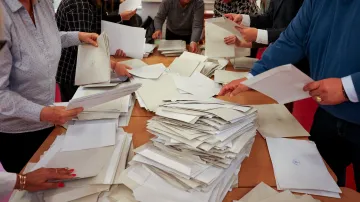 Sčítání volebních výsledků ve volební místnosti v Praze