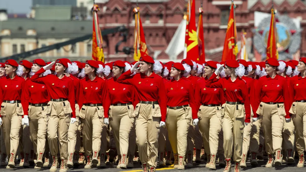 Mladá armáda pochoduje po Rudém náměstí