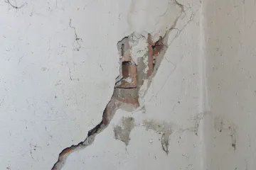 V Ústí nad Orlicí praskají budovy, školní jídelnu ohrožuje i sněžení