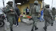 Ekvádorská armáda hlídkuje ve městě Quito